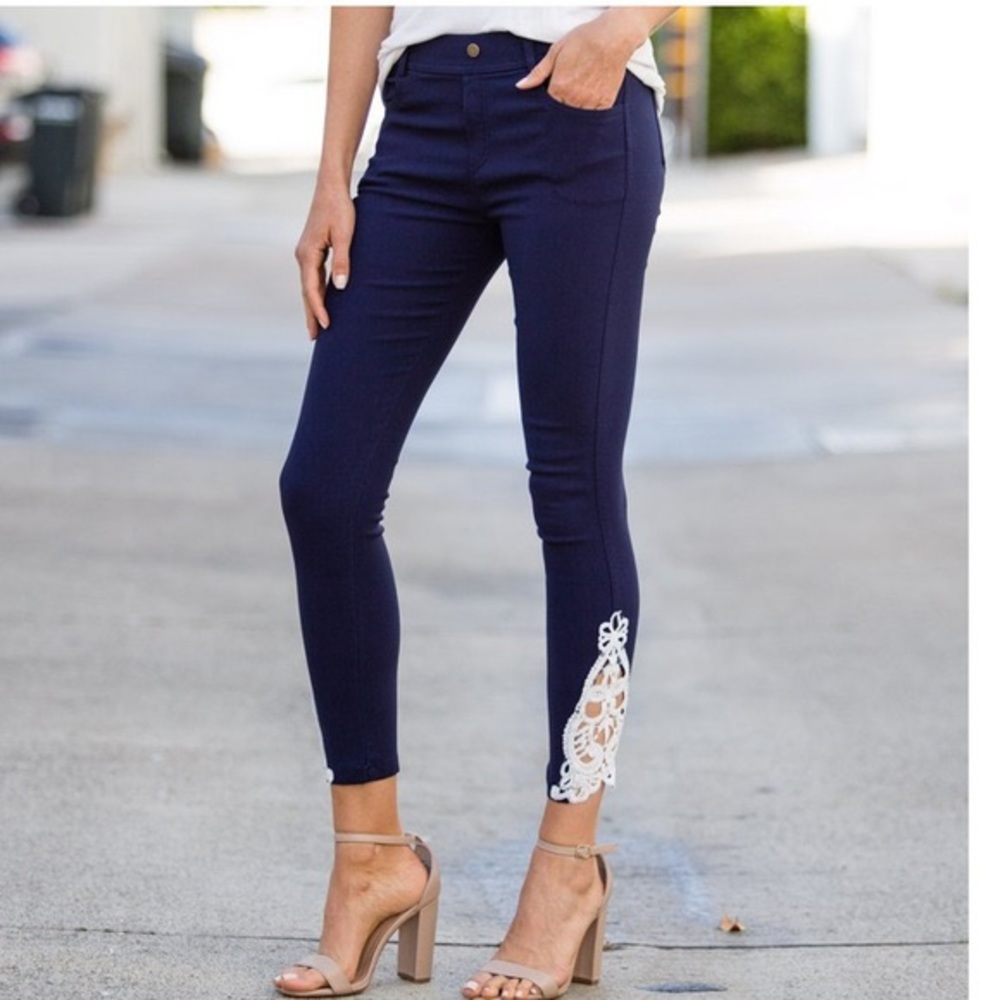 *2 FOR $15* Amaryllis crochet accent leggings navy size medium